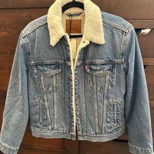 Women’s Levi’s Ex-bf Sherpa Trucker Jacket. Size M. Brand New with Tags.